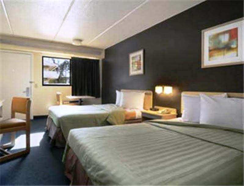 Travelodge By Wyndham College Park Екстериор снимка